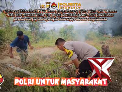 *Sambut Hari Besar Keagamaan, Polsek Selebar dan Ahli Waris Bersihkan TPU Taman Bahagia*