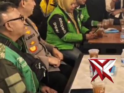 Kapolri Listyo sigit prabowo menyambangi kedai ado presisi, sebuah ruang sederhana yang berada disam