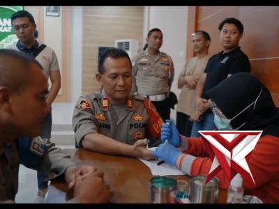 POLRES KEDIRI GELAR DONOR DARAH EDISI BULAN RAMADHAN BERSAMA MASYARAKAT   KEDIRI &ndash; Dalam rangka meni