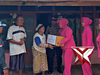 Kapolsek Bantur dampingi Bhayangkari Ranting Bantur berikan Sembako dalam rangka Baksos