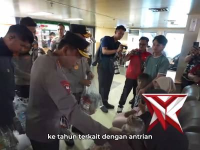 Kapolri Jenderal Polisi Drs. Listyo Sigit Prabowo, M.Si., turun langsung menyapa para pemudik dan me