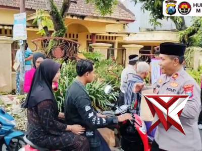 POLSEK MONTONG POLRES TUBAN MELAKSANAKAN PEMBAGIAN TAKJIL