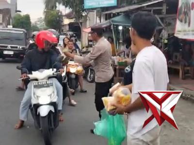 Berbagi Berkah Ramadhan di Depan Mako Polsek Lodoyo Barat