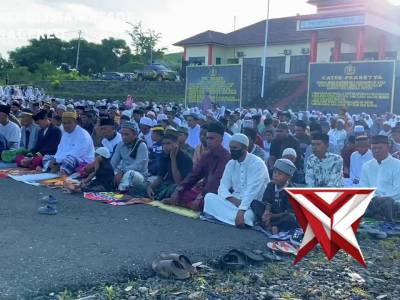 Polres Nagekeo melaksanakan Sholat Idul Fitri 1447 H/Tahun 2026 Di Lapangan Mako Polres Nagekeo