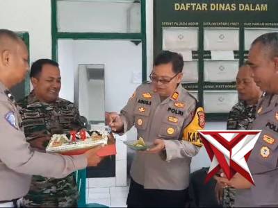 Sinergitas TNI-POLRI. Polsek Rayon Selatan Surpise Ulang Tahun ahun TNI ke 80 Di Koramil Baros