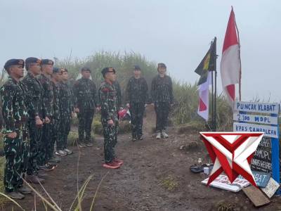 Pengibaran Bendera Merah Putih di Gunung Klabat oleh personel Brimob Sulut.