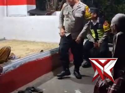 Patroli polsek ngariboyo pembinaan poskamling desa balegondo - PoliceTube