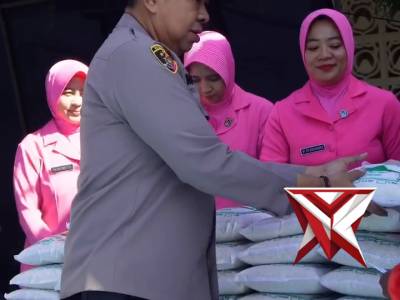 Kapolres Pacitan bersama Ketua Bhayangkari Cabang Pacitan melaksanakan penyaluran zakat fitrah