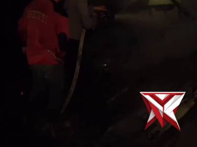 Personil Polsek Bunut bersama Damkar memadamkan Api disalah satu Rumah Warga yang kebakaran di Desa