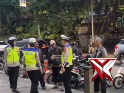 Satlantas Polres OKI
Berbagi Takjil bagi pengguna jalan raya di kayuagung