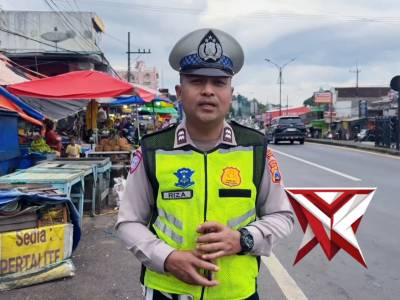 Giat pelayanan sore melalui pengaturan arus lalin dan Live Report situasi jalan raya oleh Aiptu Riza