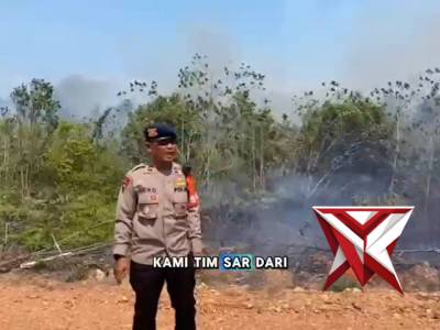 TIM KARHUTLA POLDA KEPRI MELAKUKAN PEMADAMAN TERHADAP TERBAKARNYA LAHAN - PoliceTube