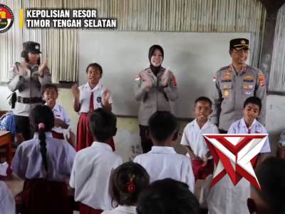 MENEMBUS PELOSOK, KAPOLRES TTS SALURKAN BANTUAN ALAT TULIS KAPOLDA NTT UNTUK PELAJAR SD NEGERI OEYEK