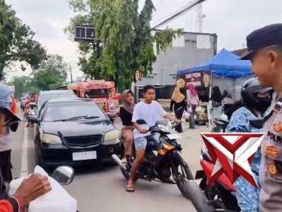 kegiatan pembagian takjil