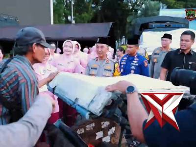 Humanis di Lapangan, Kapolda Sumsel dan Bhayangkari Berbagi Tali Asih Saat Cek Pos Simpang 5 DPRD