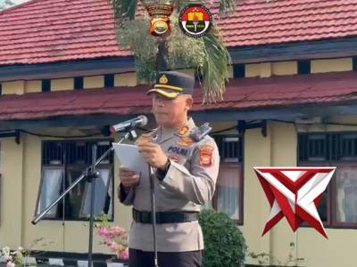 Pemberian reward kepada anggota bhabinkamtibmas yang berdedikasi tinggi oleh Kapolres Seluma - PoliceTube