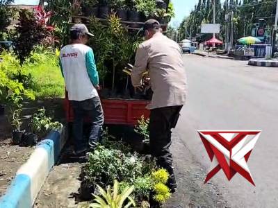 Anggota Polsek Jatiroto membantu masyarakat