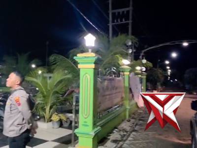 *Anggota Polsek Ujungpangkah Giat Patroli Jaga Tarawih*