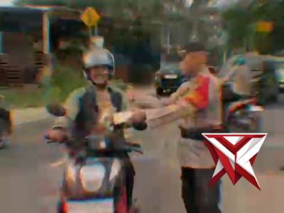 Sat Binmas Polres OKI Berbagi Takjil kepada Masyarakat, Pererat Silaturahmi di Bulan Ramadan - PoliceTube