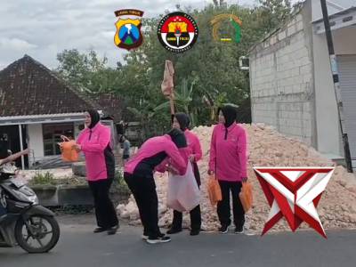 Polsek Parengan Polres Tuban Bersama Bhayangkari Bagi Takjil Ramadhan 1447 H