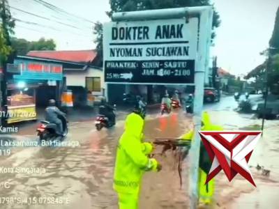 Respon Cepat Polsek Singaraja Atasi Luapan Air di Jalan Laksamana
