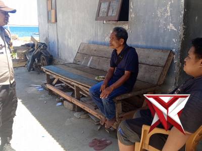 Bhabinkamtibmas Desa Letsiara BRIPKA A K. MEYOKA sambangi warga menyampaikan pesan-pesan Kamtibmas