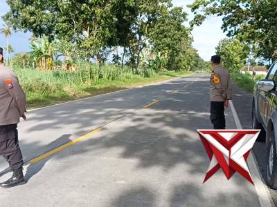 Anggota Polsek Pasirian melaksanakan patroli antisipasi balap liar di JLS Pasirian