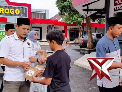 BAGI TAKJIL GRATIS POLRES PONOROGO