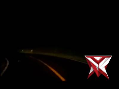 Personel Polsek Ciwidey melaksanakan kegiatan evakuasi pohon tumbang