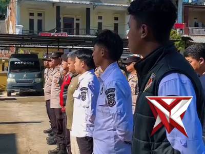 Personel Polsek Ciwidey melaksanakan kegiatan apel pagi sebagai bentuk kesiapsiagaan