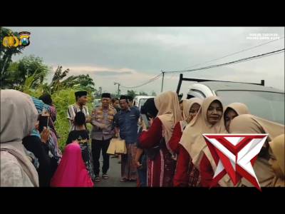 Kapolsek Tarokan bersama personel Polsek Tarokan melaksanakan kegiatan pengamanan pembagian takjil