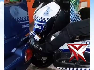 Polantas bantu dorong mobil mogok pakai motor