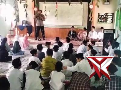 Anggota polsek pasirian melaksanakan penyuluhan kepada siswa dan siswi