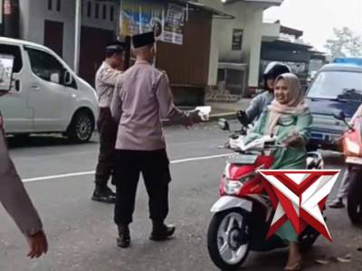 Kapolsek dan anggota polsek Poncol bagi takjil di pertigaan Turus
