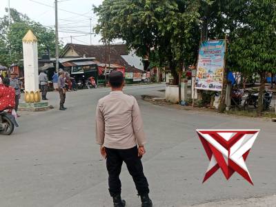 POLSEK NGASEM PANTAU KEGIATAN MASYARAKAT JELANG BERBUKA PUASA