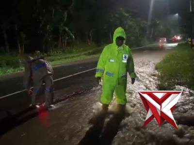 POLSEK MAESAN GATUR LALIN DI LOKASI JALAN TERDAMPAK BANJIR
