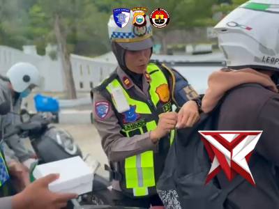 Ramadan Penuh Berkah, Satlantas Polres Halteng Berbagi Takjil untuk Pengguna Jalan