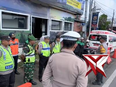 Anggota Polsek Lawang gabungan dengan instansi terkait lakukan pengamanan nataru 2025 di pos