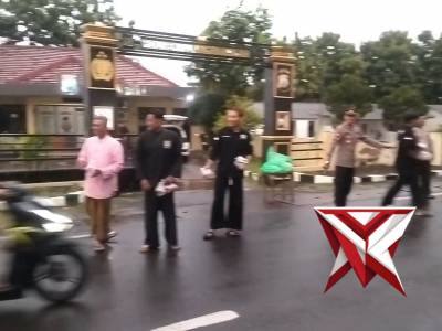 Kapolsek Ujungpangkah Bagi Takjil Bersama Perguruan Silat