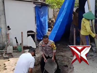 Bhabinkamtibmas Polsek Kedungtuban Bantu Warga Bangun Mushola