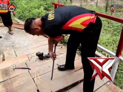Polres Muara Enim Perbaiki Jembatan Penghubung Antar Kampung di Desa Karang Raja