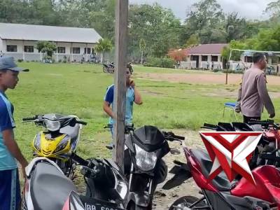 Bhabinkamtibmas Memberikan teguran dan arahan kepada siswa SMA Negeri 1 Pahae Julu - PoliceTube