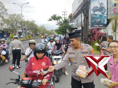 Polsek Kaliwates bersama Bhayangkari berbagi Takjil