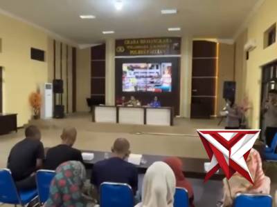 Kapolres Pacitan menyambut hangat kepulangan warga Pacitan yang sebelumnya mengalami gangguan jiwa (