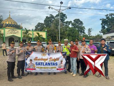 Kapolres Empat Lawang Bersama Bhayangkari Berbagi Takjil, Tebar Kebaikan di Bulan Ramadan - PoliceTube