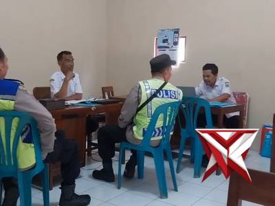 Anggota Polsek Alian melaksanakan giat sambang ke tokoh masyarakat