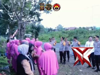 Bakar Semangat Personel, Kapolres dan Bhayangkari Salurkan Bingkisan ke Pos Ops Ketupat 2026 - PoliceTube