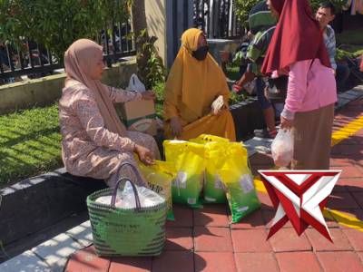 Polres Ngawi menggelar kegiatan Pasar Murah bagi masyarakat  di halaman Polres Ngawi