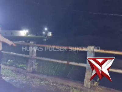 Antisipasi Luapan Air Sungai : Anggota Polsek Sukodono Lakukan Pemantauan Debit Air Sungai Menjangan