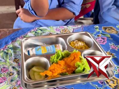 PEMBERIAN BANTUAN, BERDIALOG, SERTA MAKAN BERSAMA